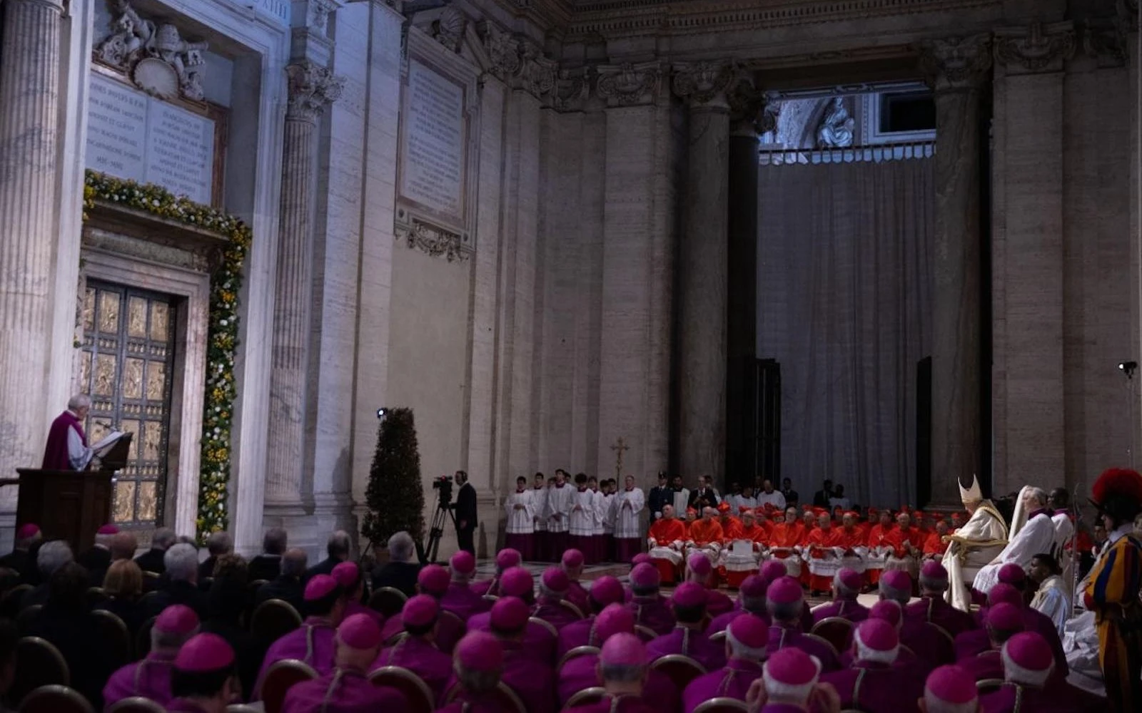 El Papa Francisco en el acto de convocatoria del Jubileo 2025 desde el atrio en la Puerta Santa?w=200&h=150