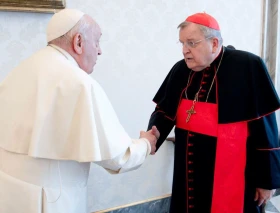 El Papa Francisco recibe al Cardenal Burke en un contexto de controversia