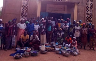 Fieles en la iglesia parroquial del distrito de Zekuy-Doumbala (Burkina Faso), atacada por terroristas. Crédito: ACN.