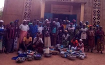 Fieles en la iglesia parroquial del distrito de Zekuy-Doumbala (Burkina Faso), atacada por terroristas.