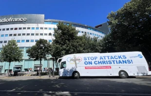 Autobús de CitizenGO en campaña de protesta en París 2024 por los ataques a los cristianos durantela inauguración de los Juegos Olímpicos. Crédito: CitizenGO.