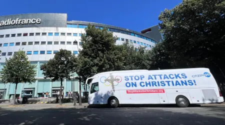 Autobús de CitizenGO en campaña de protesta en París 2024 por los ataques a los cristianos durantela inauguración de los Juegos Olímpicos.