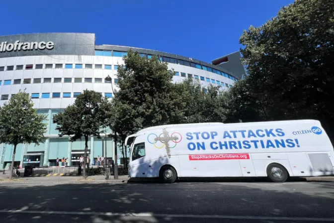 Autobús de CitizenGO en campaña de protesta en París 2024 por los ataques a los cristianos durantela inauguración de los Juegos Olímpicos.