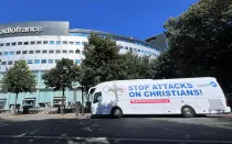 Autobús de CitizenGO en campaña de protesta en París 2024 por los ataques a los cristianos durantela inauguración de los Juegos Olímpicos.