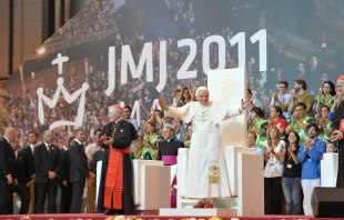 Benedicto XVI saluda a los presentes en un acto de la JMJ 2011 en Madrid. Crédito: Vatican Media 