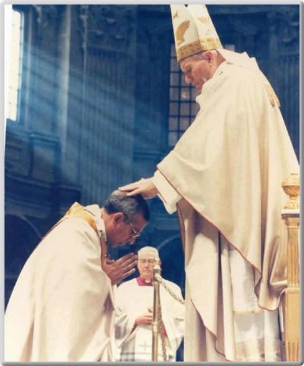 Pope San Juan Paul II in the episcopal ordination of Mons. Ramón Benito de la Rosa and Carpio. Credit: Vatican average.