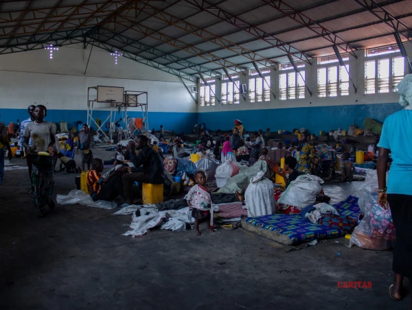 Displaced by the conflict take refuge in a school that has been stretch despite the bombings. Credit: rubber faces (Nord Kivu)