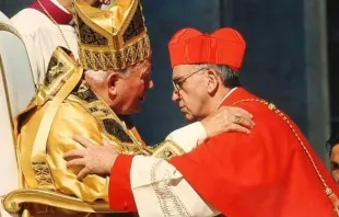 San Juan Pablo II y el Cardenal Jorge Mario Bergoglio. Crédito: Vatican Media