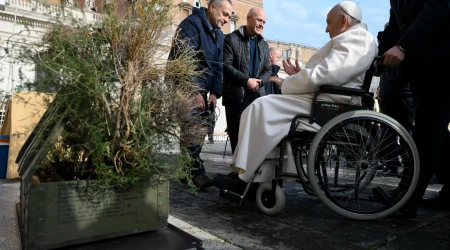 Voluntario de Frontiere di Pace presentan el proyecto al Papa Francisco