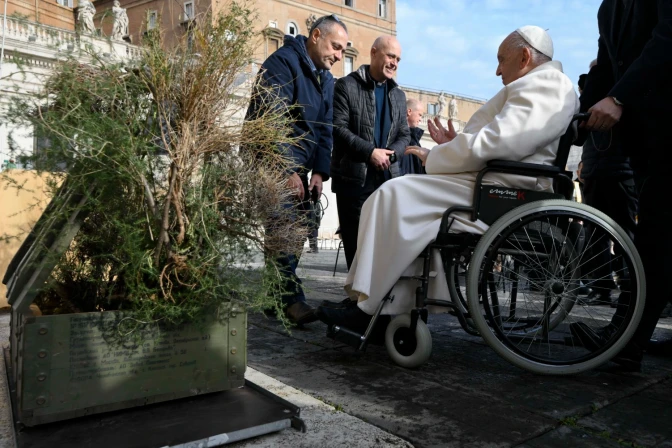 Voluntario de Frontiere di Pace presentan el proyecto al Papa Francisco