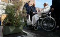 Voluntario de Frontiere di Pace presentan el proyecto al Papa Francisco