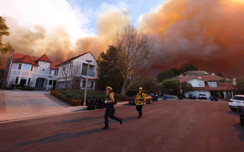 Incendios forestales en el área de Los Ángeles arrasan iglesia y obligan al cierre de escuelas