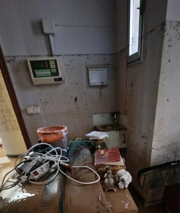 Photography of the sacristy after the flood. The level at which the water reached the wall can be checked on the wall. Credit: courtesy