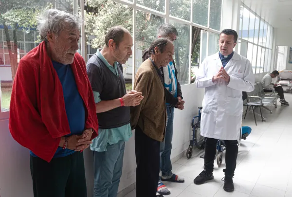 As part of his mission, Father Diego Cerón talks with patients at a public hospital in Bogotá to provide them with support.  Credit: Eduardo Berdejo (ACI).