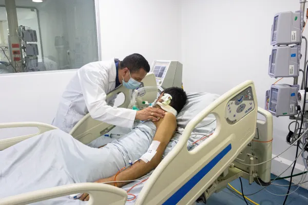 Father Diego Cerón visits a patient in critical condition at the request of a family member to pray and give him absolution.  Credit: Eduardo Berdejo (ACI).