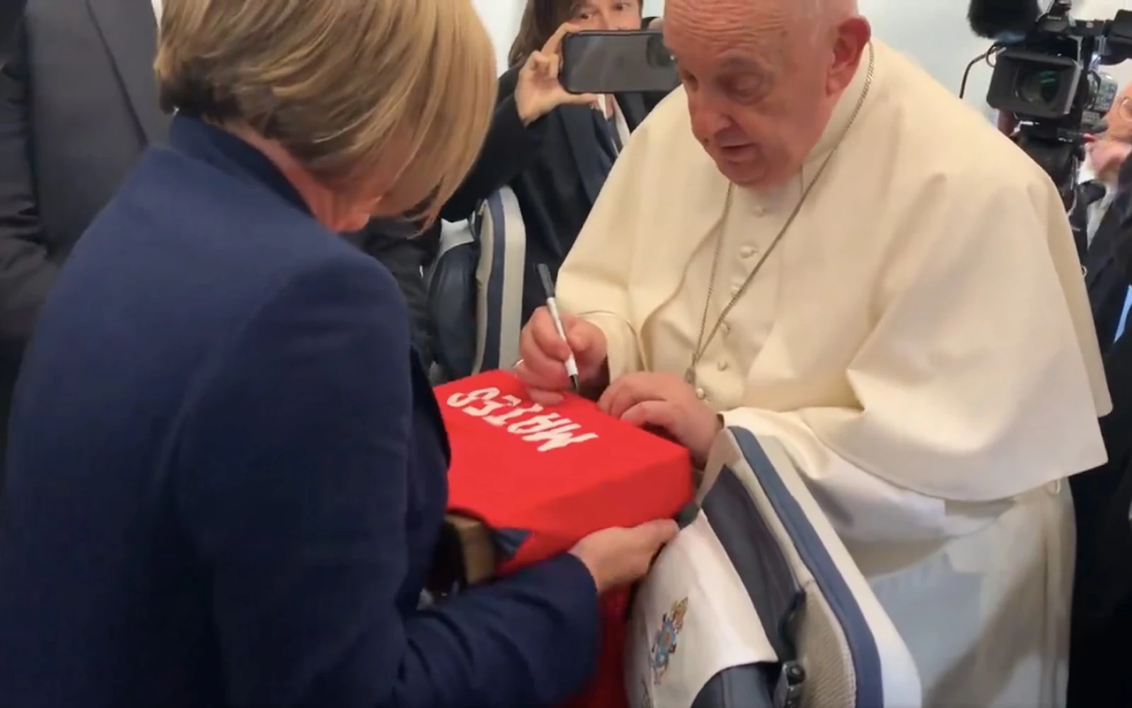 El Papa Francisco firma la camiseta de Mateo?w=200&h=150