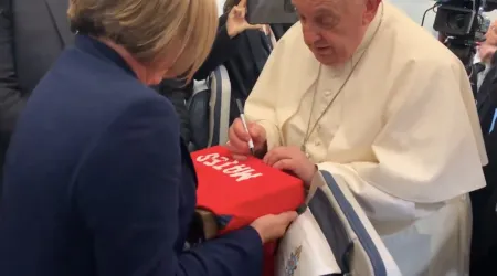 El Papa Francisco firma la camiseta de Mateo