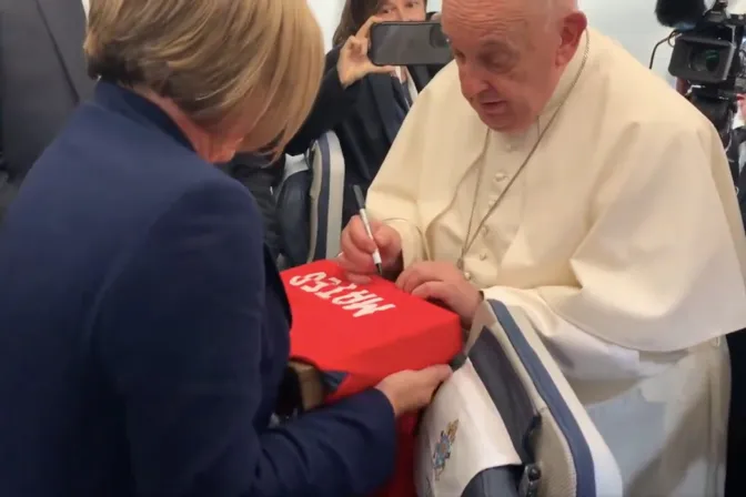 El Papa Francisco firma la camiseta de Mateo