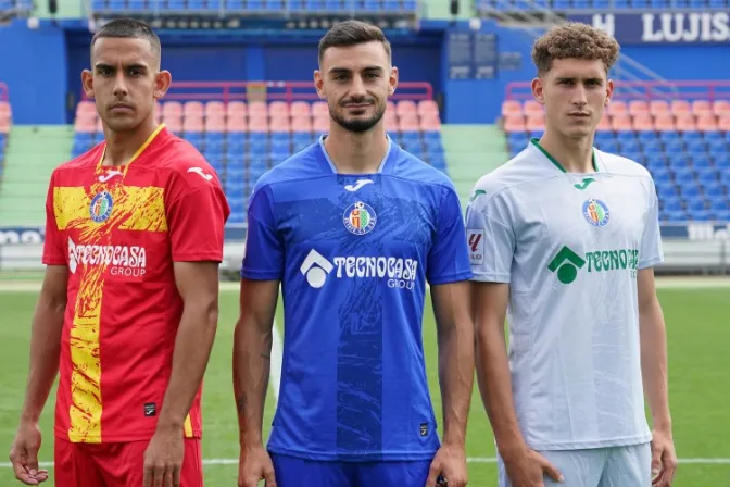 Equipo de fútbol da protagonismo a la Cruz y al Sagrado Corazón en su camiseta