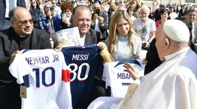 El P. Omar Raposo y la pareja de esposos Carla y Rodrigo Ferro entregan camisetas de jugadores del PSG al Papa Francisc.o?w=200&h=150