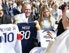 Subastan en Brasil las camisetas de Neymar, Messi y Mbappé bendecidas por el Papa Francisco