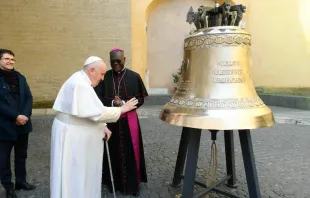 El Papa Francisco bendice la campana "La voz de los no nacidos". Crédito: Vatican Media 