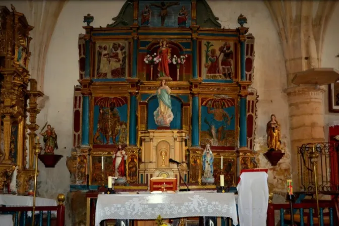 Un pueblo de 7 vecinos moviliza a cientos para restaurar el retablo de su pequeña iglesia