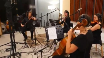 Orquesta interpretando la canción para Artémides Zatti