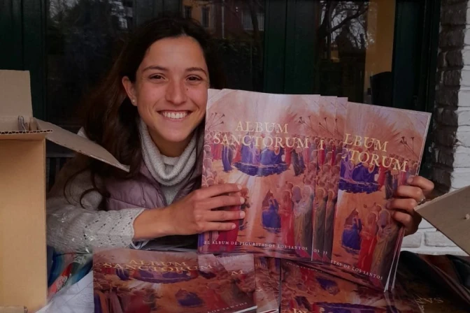 Candelaria Clausi sostiene los ejemplares del Álbum Sanctorum