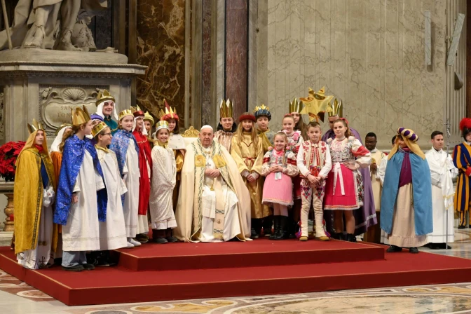 Los Cantores de la Estrella junto al Papa Francisco en la Misa del 1 de enero en la basílica de San Pedro