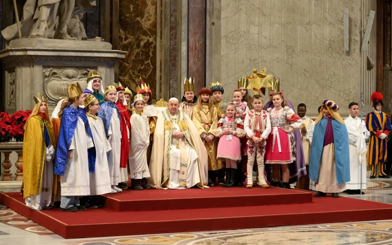 Los niños “Cantores de la Estrella” saludan al Papa Francisco en Navidad