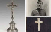 En el sentido de las agujas del reloj, desde la izquierda: crucifijo del altar de la trinchera de reserva; retrato del capellán HL Reader; bandera del capellán principal de la 77.ª División, Estados Unidos.