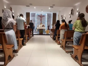 Esta capilla con el Santísimo Sacramento dentro de un centro comercial atrae a decenas cada día