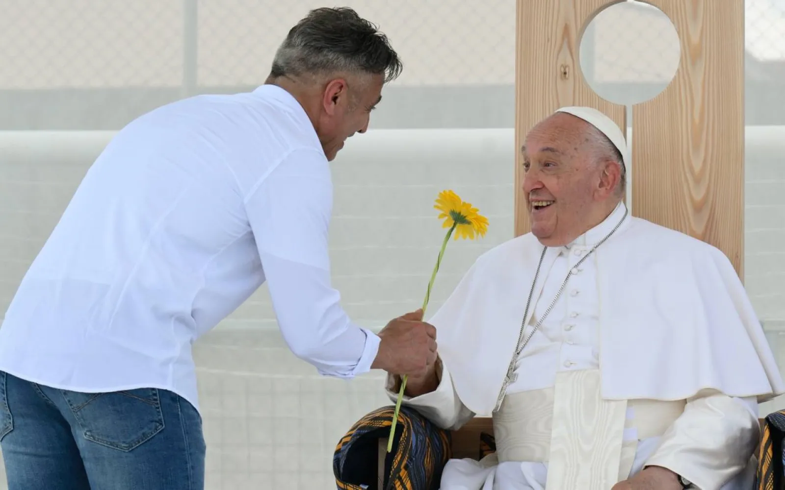 El Papa Francisco recibe una flor en el Cárcel de Montorio en Verona (Italia) el 18 de mayo de 2024.?w=200&h=150