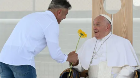 El Papa Francisco recibe una flor en el Cárcel de Montorio en Verona (Italia) el 18 de mayo de 2024.