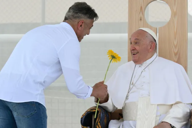 El Papa Francisco recibe una flor en el Cárcel de Montorio en Verona (Italia) el 18 de mayo de 2024.