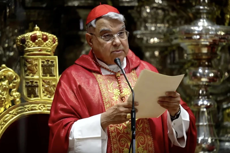 Cardenal Semeraro: La firma del Papa Francisco en algunos decretos evidencia que “no se está muriendo”