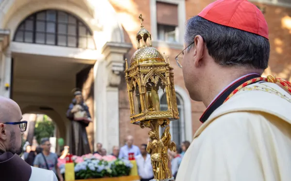 Cardenal Aguiar con la reliqiia de San Antonio en la procesión en Roma. Crédito: Daniel Ibáñez / EWTN News