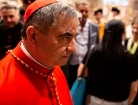 ¿Quién es el Cardenal Angelo Becciu? El purpurado de más alto rango condenado a prisión en el Vaticano