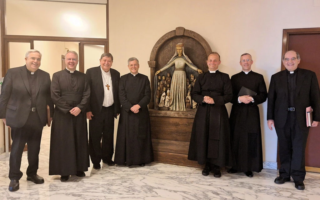 El Cardenal Braz de Aviz (tercero de la izquierda) con las autoridades de la Fraternidad Sacerdotal San Pedro (FSSP).?w=200&h=150