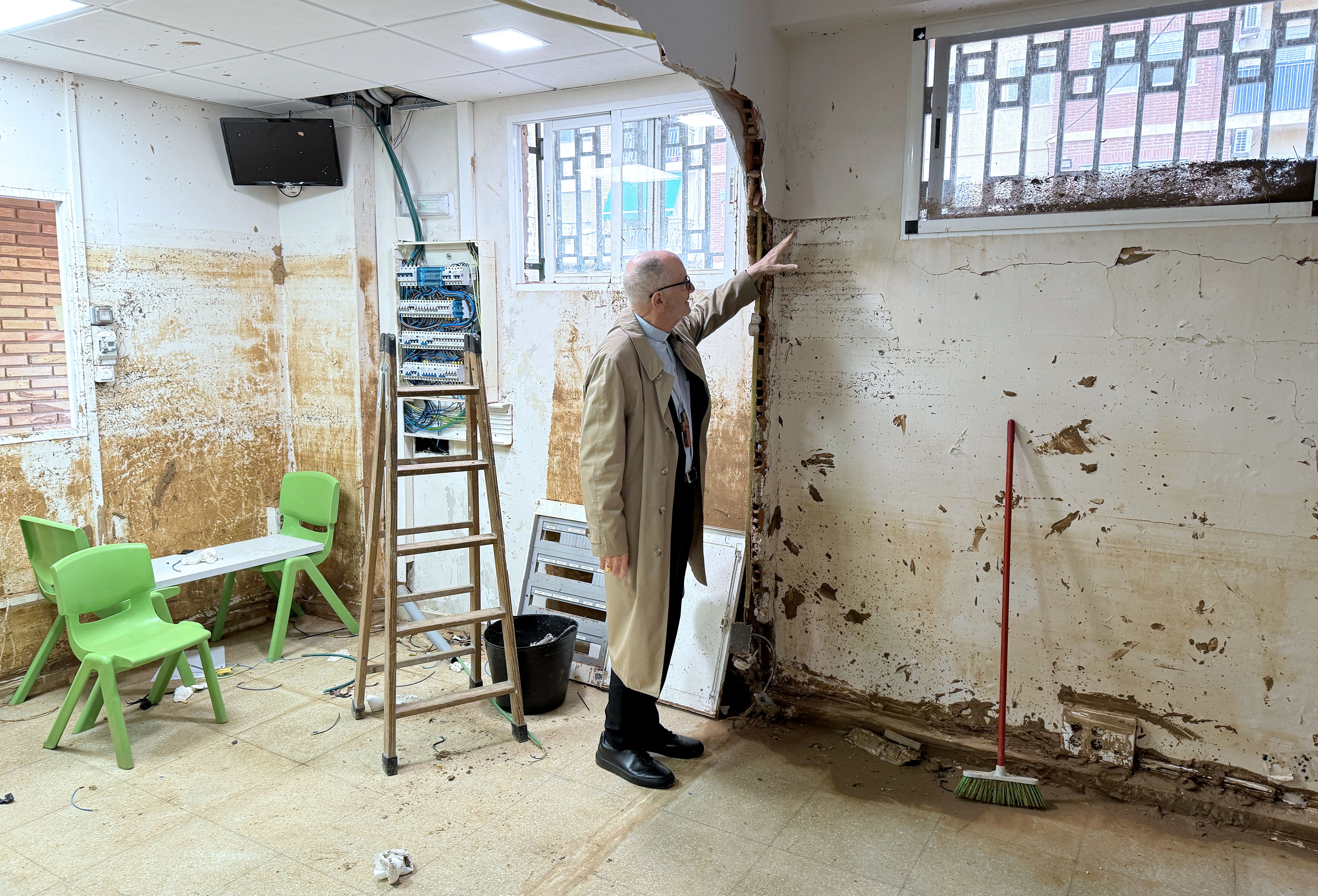 El Cardenal Michael Czerny señala la altura a la que llegó el agua en las inundaciones en Valencia (España).?w=200&h=150