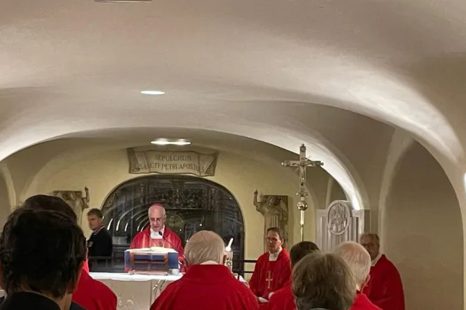 Cardenal Fisichella celebra Misa en el Encuentro de Círculos de Discípulos de Benedicto XVI