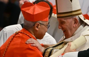 El Papa Francisco habla con el Arzobispo William  Goh  después de haberlo elevado a cardenal durante el consistorio del 27 de agosto de 2022, en la Basílica de San Pedro en el Vaticano. Crédito: Alberto Pizzoli.