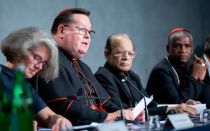 El Cardenal Gerald Lacroix, Arzobispo de Quebec (Canadá), habla en una rueda de prensa sobre el Sínodo en la oficina de prensa de la Santa Sede, el 9 de octubre de 2018.