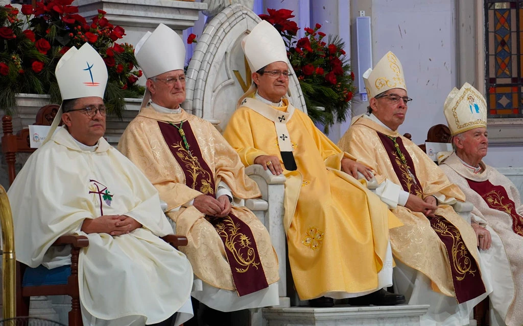 El Cardenal Luis Cabrera (al centro) en la Misa de acción de gracias en Guayaquil, Ecuador.?w=200&h=150