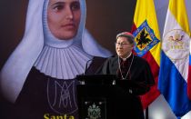 Con la imagen de Santa Laura Montoya de fondo, el Cardenal Luis Antonio Tagle brinda el primer discurso del XIII Congreso Nacional Misionero de Colombia.