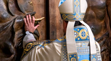 El Cardenal Rolandas Makrickas abre la Puerta Santa de la Basílica Santa María la Mayor.