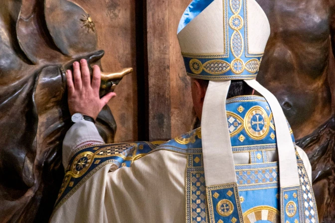 El Cardenal Rolandas Makrickas abre la Puerta Santa de la Basílica Santa María la Mayor.