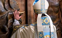 El Cardenal Rolandas Makrickas abre la Puerta Santa de la Basílica Santa María la Mayor.