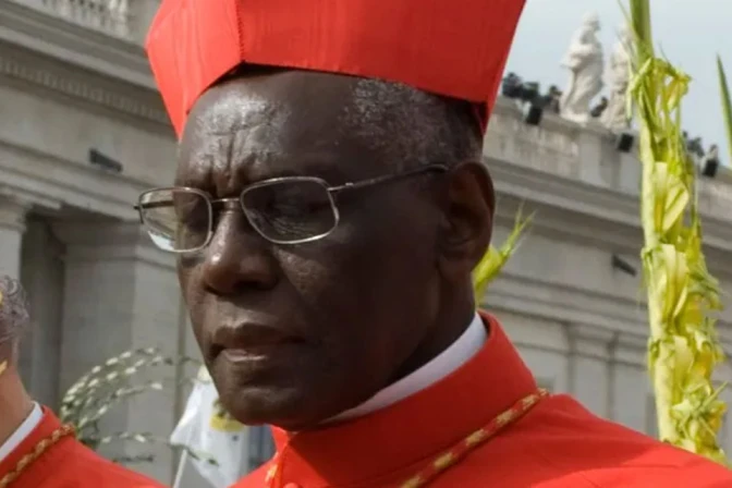 Cardenal Sarah anima a obispos de África a defender la fe católica en el Sínodo 11042024